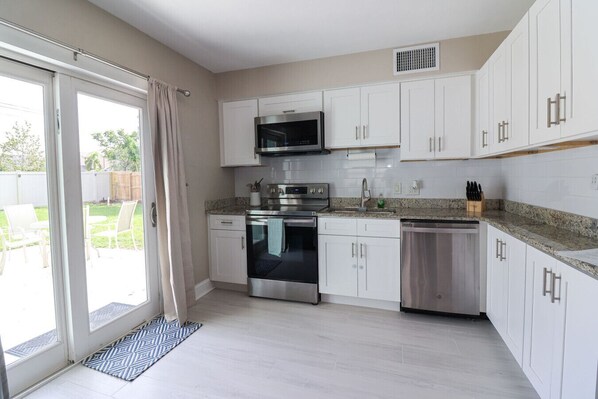 Refrigerador, microondas, horno y parrilla de estufa 