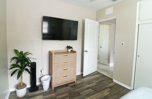 3 habitaciones, escritorio, tabla de planchar con plancha y wifi gratis 