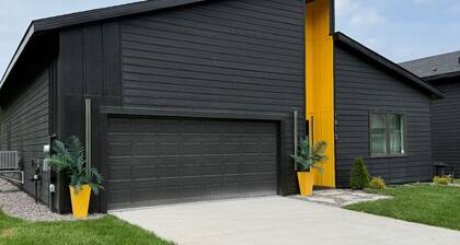 NEW GORGEOUS MODERN HOUSE VERYSTYLED FEW BLOCKS FROM FAMOUS DOWNTOWN OF WAYZATA
