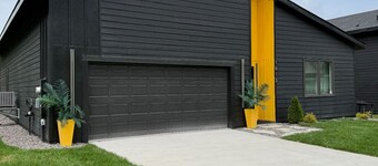 NEW GORGEOUS MODERN HOUSE VERYSTYLED FEW BLOCKS FROM FAMOUS DOWNTOWN OF WAYZATA