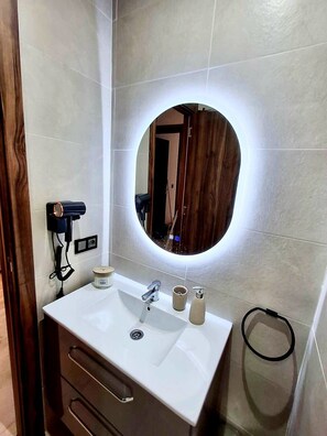 Douche, séchoir à cheveux, serviettes fournies, savon