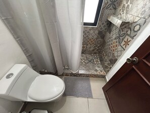 Douche, sĂšche-cheveux, serviettes fournies, savon