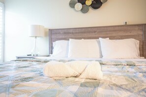 1 bedroom, free WiFi, bed sheets - Waterfront / King Bed / Heated Pool / Tennis Court (Coronado)