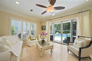 Smart TV - Tropical Dreams by the Sea - Vacation Home with Private Pool & Close Proximity to Beach (Destin)