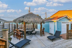 Terrace/patio - Full home, screen projector, back patio, 1/2 mile dr to the beach (Galveston)