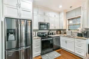 Microondas, horno, placa de cocina y lavavajillas