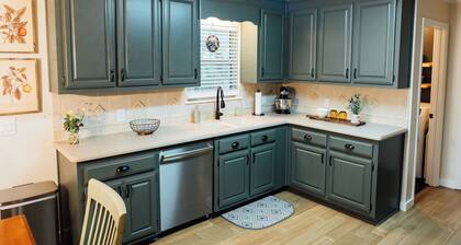 6 Minutes to Downtown Dahlonega - Wineries - Well Appointed 3 Bedroom Home