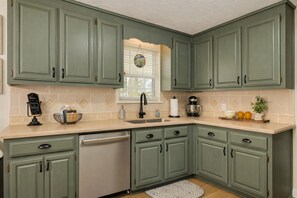 Fridge, microwave, oven, stovetop - Charming Wine Country Retreat near Dahlonega Fire Pit, Home Gym, Game Room. (Dahlonega)