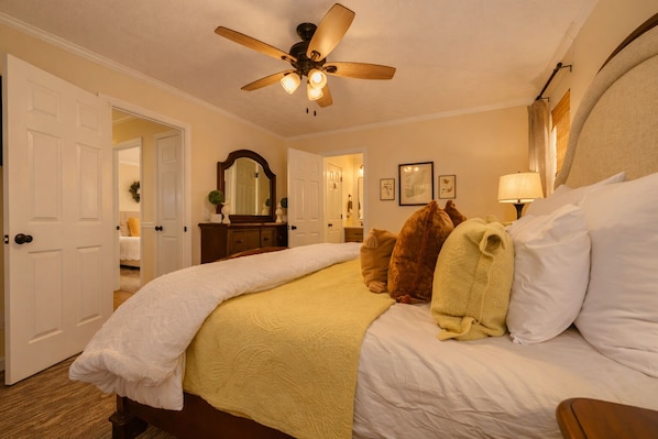 3 bedrooms, in-room safe, desk, iron/ironing board