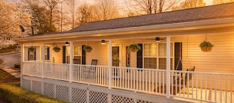 Charming Wine Country Retreat near Dahlonega Fire Pit, Home Gym, Game Room.
