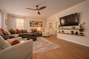 Smart TV, fireplace, ping pong, books