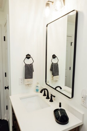 Dusche, Whirlpool, Haartrockner, Bidet
