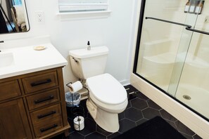 Dusche, Whirlpool, Haartrockner, Bidet
