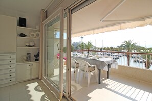 Apartment | Dining - Apartment in Empuriabrava Near Sandy Beach (Castello d'Empuries)