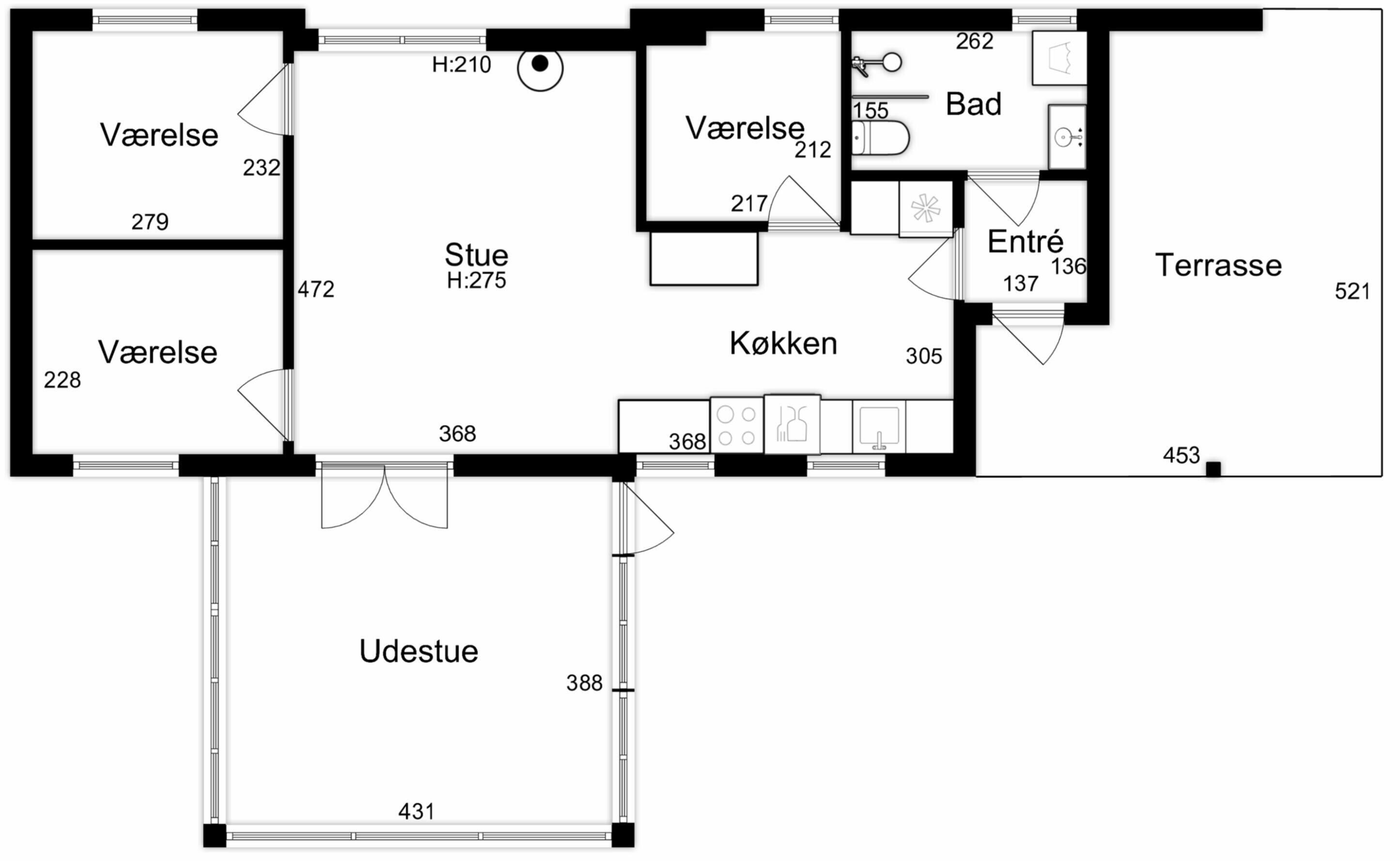 Ein Grundriss eines Hotels mit mehreren eigenen Bädern, einer Küche, einem Essbereich und einer Terrasse.