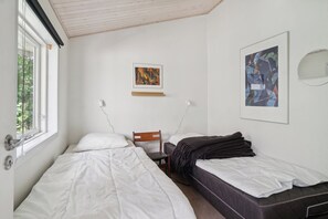 3 bedrooms, iron/ironing board, free WiFi
