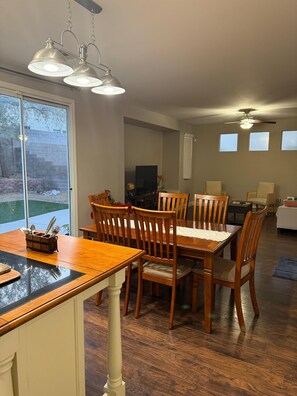 Dining - Cozy 3-bedroom 1.5 bath house with backyard centrally located in Las Vegas (Las Vegas)