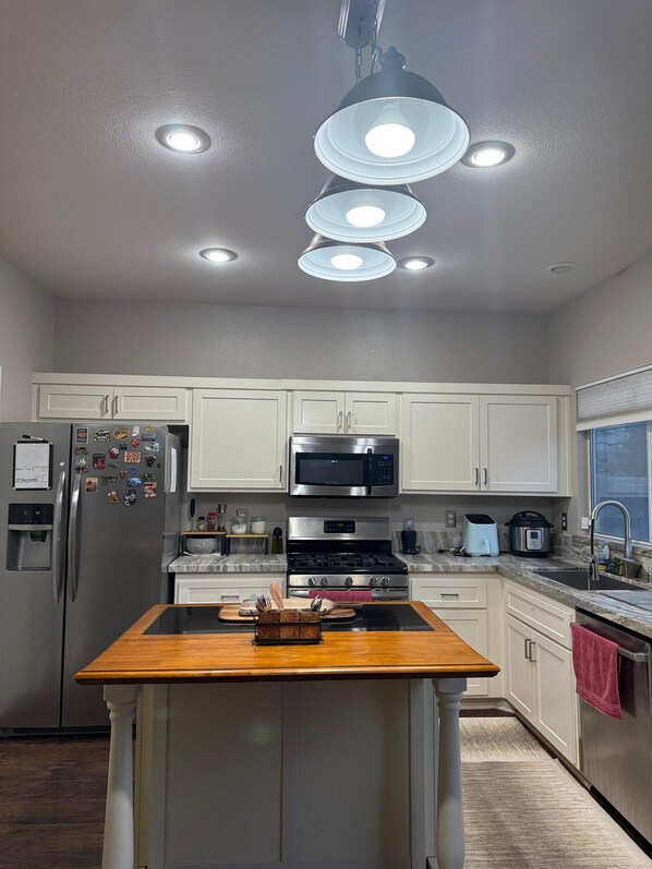 Private kitchen - Cozy 3-bedroom 1.5 bath house with backyard centrally located in Las Vegas (Las Vegas)