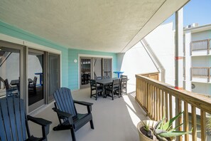 Outdoor dining - La Mirage Condo 215L Beachfront Resort Condominiums with Private Boardwalk (Port Aransas)