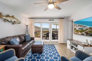 Fernseher, Tischfußball, Tischtennisplatte, Bücher