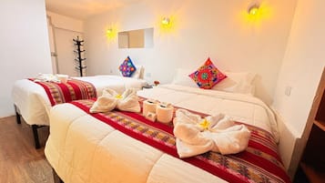 Standaard Twin kamer, uitzicht op de binnenplaats | Een bureau, een laptopwerkplek, gratis wifi