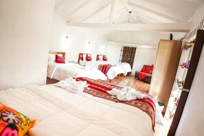 Une chambre d’hôtel avec deux lits, une grande fenêtre et une armoire en bois.