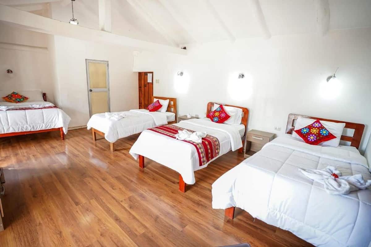 Quadrupla Standard, vista città | Una scrivania, postazione laptop, Wi-Fi gratuito