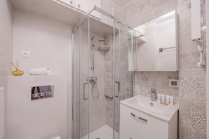 Dusche, Haartrockner, Handtücher