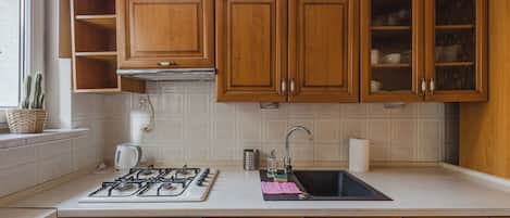 Frigorífico, horno, placa de cocina y lavavajillas