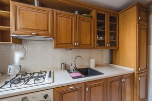 Fridge, oven, stovetop, dishwasher