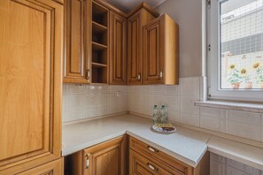 Frigorífico, horno, placa de cocina y lavavajillas