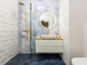 Shower, hair dryer, towels