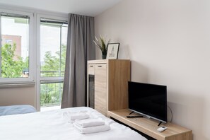 Tabla de planchar con plancha, wifi y ropa de cama