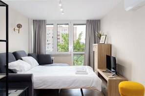 Iron/ironing board, WiFi, bed sheets