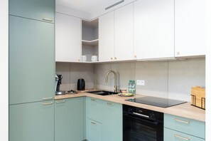 Fridge, oven, stovetop, dishwasher