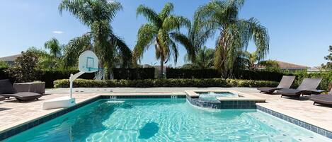 Lämmitetty uima-allas