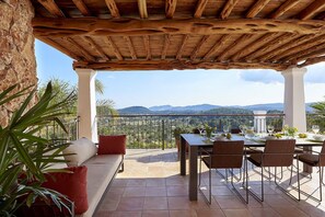 تناول الطعام بالخارج