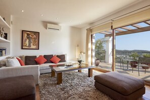TV, fireplace, stereo