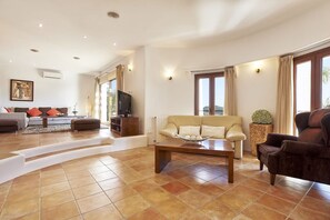 تلفزيون، مدفأة، ستيريو