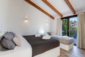 4 bedrooms, iron/ironing board, Internet, bed sheets