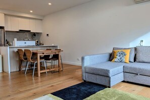 Un apartamento moderno con comedor, sofá y cocina.