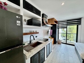 Réfrigérateur, micro-ondes, plaque de cuisson, cafetière/bouilloire