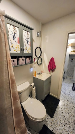 Regadera, toallas, jabón, papel de baño 