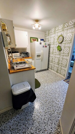 Microwave - Cozy 1-bedroom apartment in safe Carthage neighborhood with WiFi (Carthage)