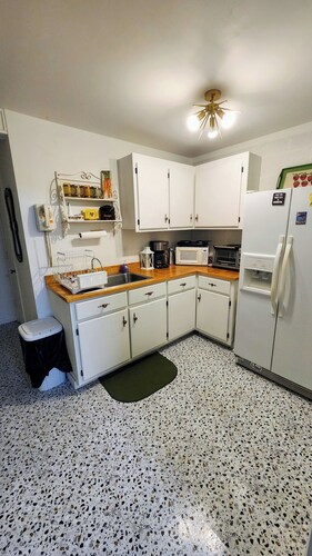 Cozy 1-bedroom apartment in safe Carthage neighborhood with WiFi