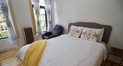 The Barton – Cozy Renovated Home in Brooklyn (3B)