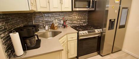 Frigorifero, microonde, forno, piano cottura