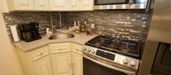 The Barton – Cozy Renovated Home in Brooklyn (3C)