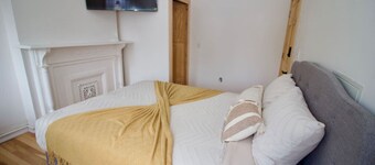 The Barton – Cozy Renovated Home in Brooklyn (3A)