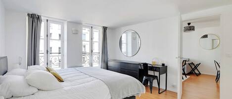 Apartemen | 2 kamar tidur, ruang kerja ramah laptop, dan setrika/meja setrika